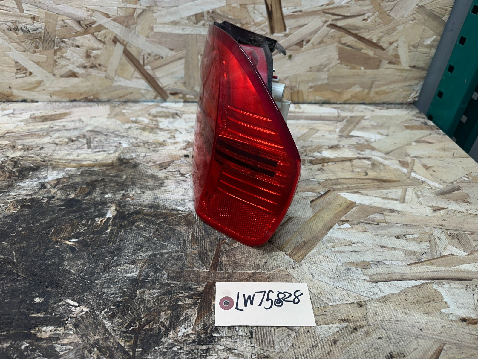 BMW 2005-2009 E90 REAR OUTER RIGHT PASSANGER SIDE TAIL LIGHT OEM 7161956