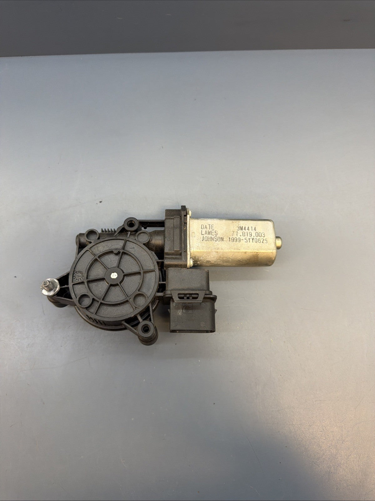 12-18 BMW 3 Series F30 LEFT DRIVER Front Window Regular Motor OEM 71019003