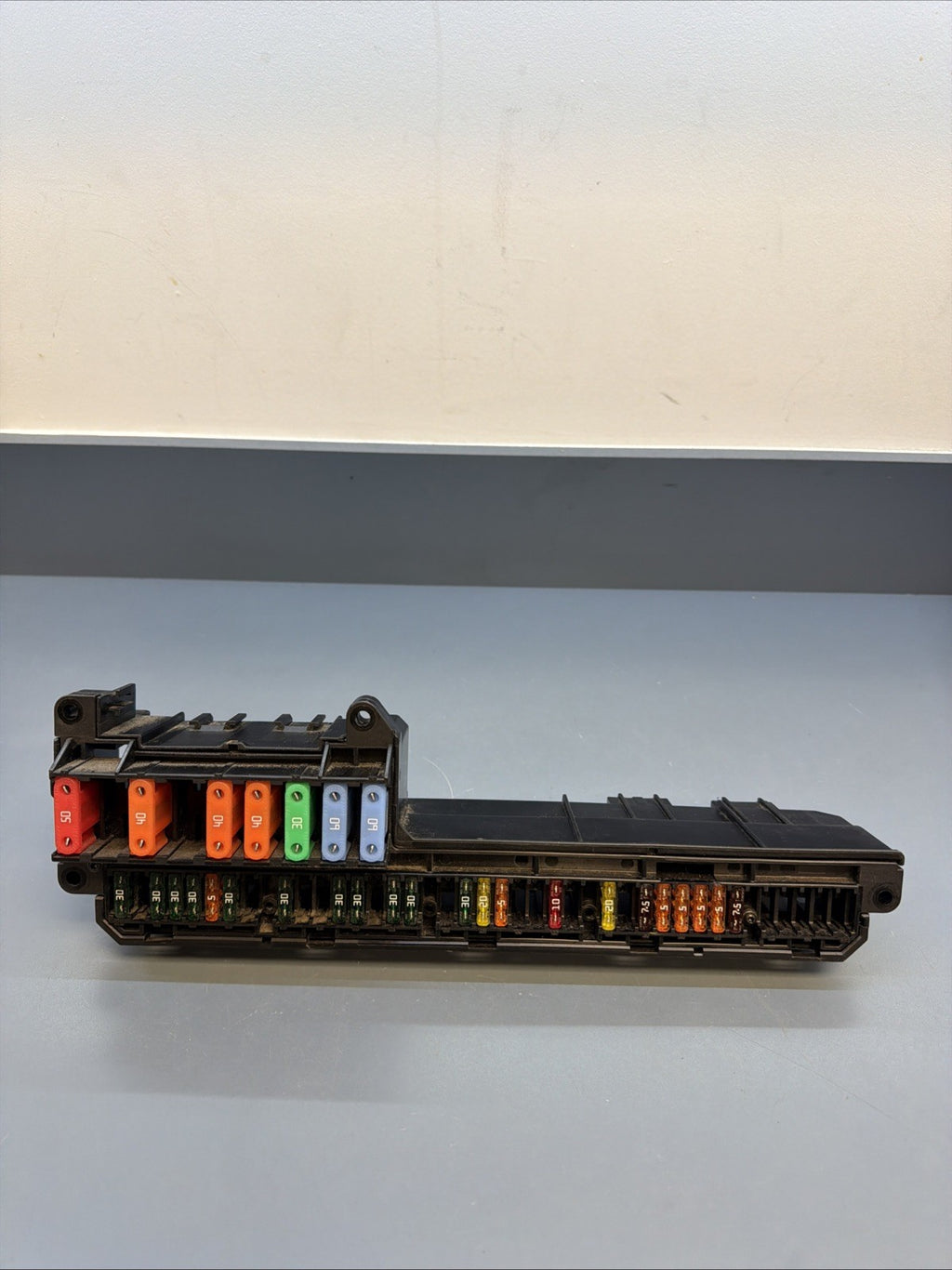2009 BMW E60 535i PASSENGER SIDE CABIN FUSE BOX RELAY OEM 6957330