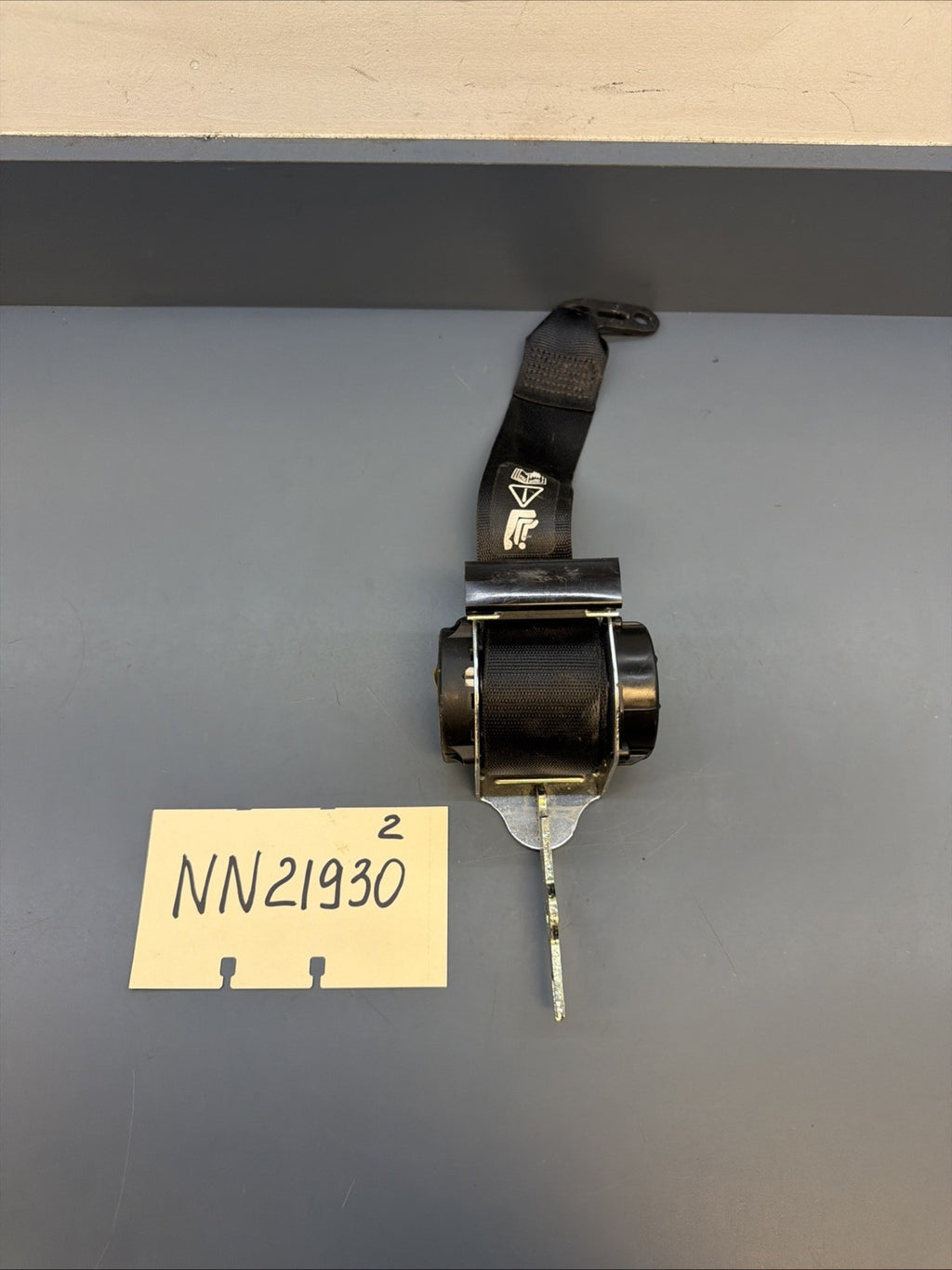 2006-2011 BMW E90 335i RIGHT CENTER REAR SEAT BELT RETRACTOR OEM 617531500A