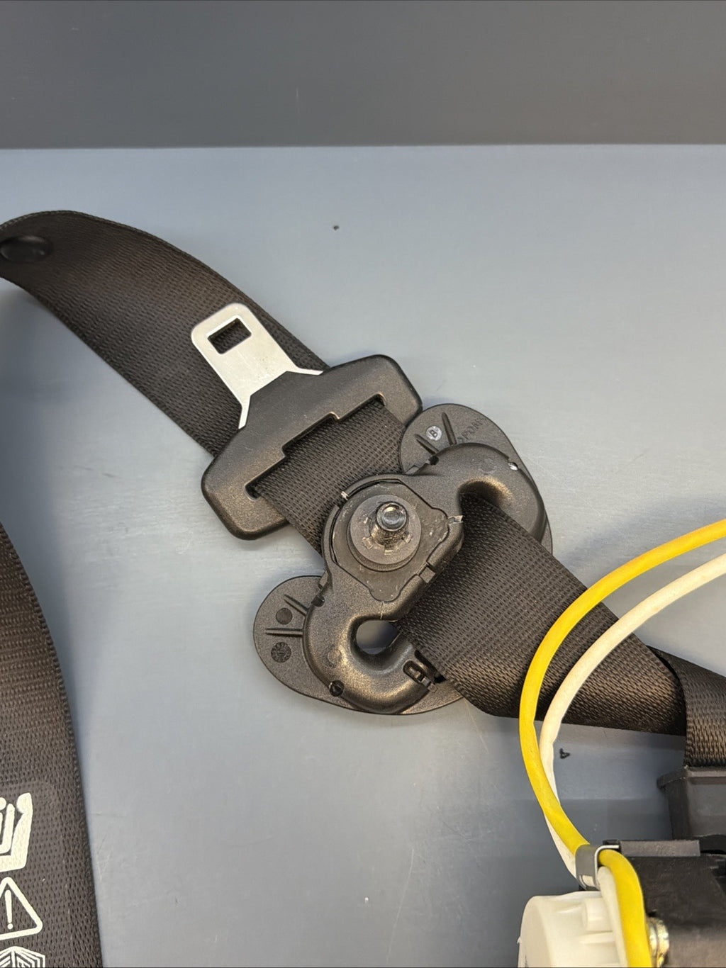 BMW 2012-2015 E84 X1 FRONT RIGHT PASSANGER SEAT BELT RETRACTOR OEM 34061695