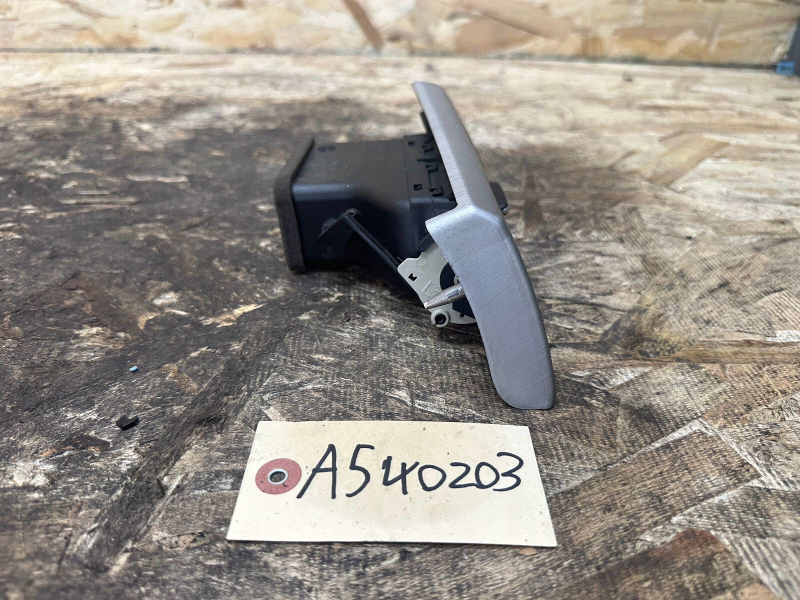 BMW 04-13 E90 3 SERIES FRONT LEFT DRIVER SIDE DASH VENT SILVER PEARL 9130459