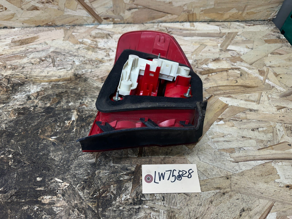 BMW 2005-2009 E90 REAR OUTER RIGHT PASSANGER SIDE TAIL LIGHT OEM 7161956