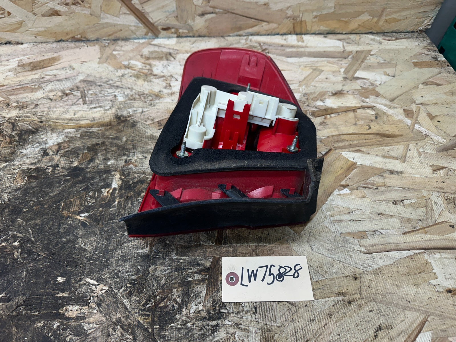BMW 2005-2009 E90 REAR OUTER RIGHT PASSANGER SIDE TAIL LIGHT OEM 7161956