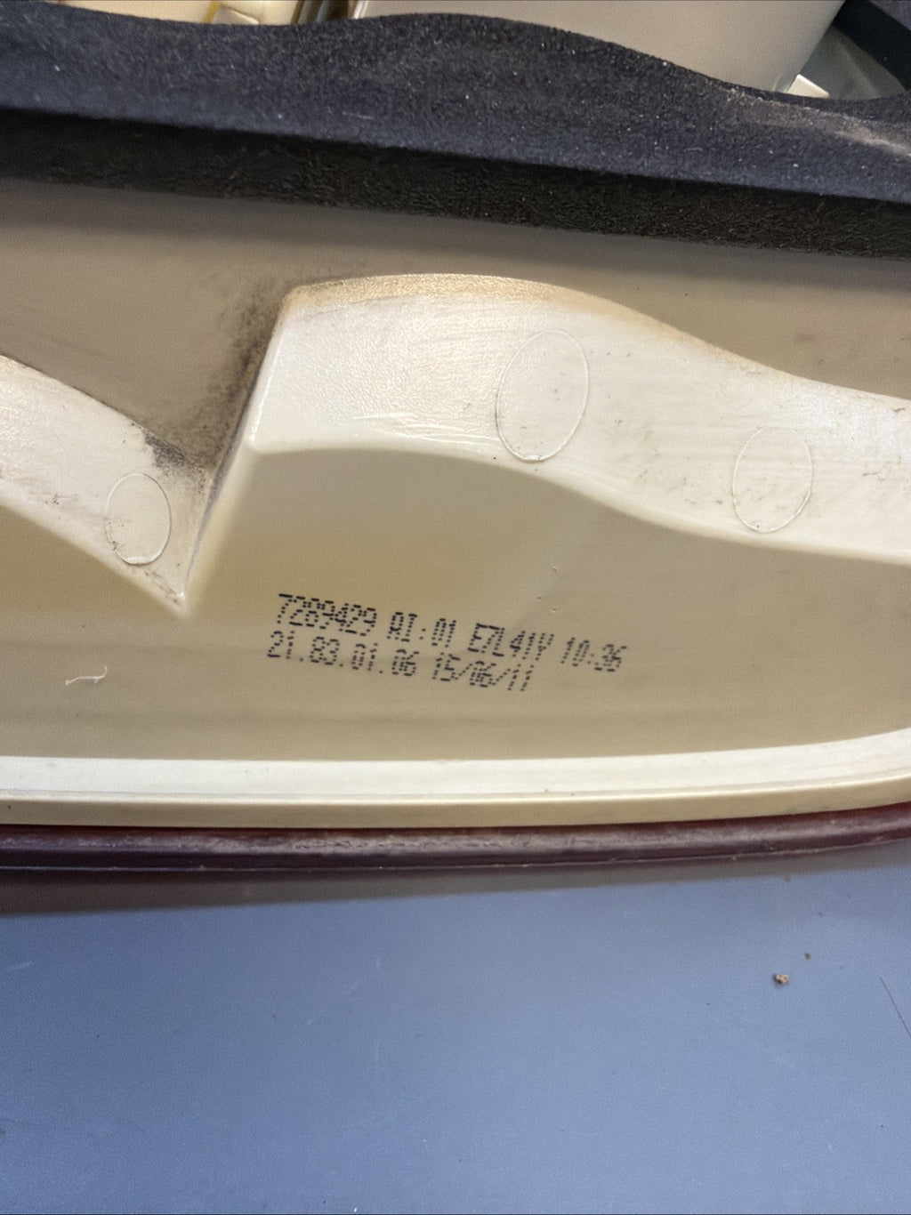 BMW 09-11 E90 LCI LEFT DRIVER SIDE REAR OUTER TAIL LIGHT OEM 7289429