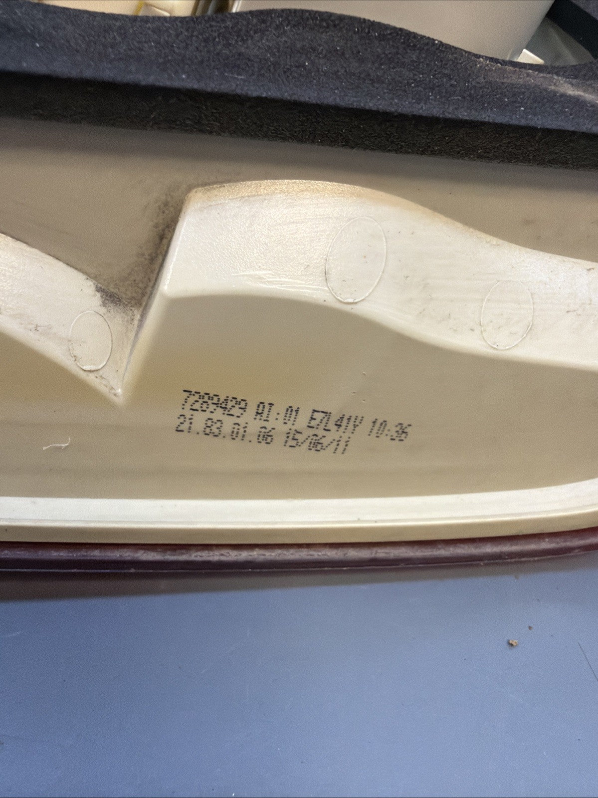 BMW 09-11 E90 LCI LEFT DRIVER SIDE REAR OUTER TAIL LIGHT OEM 7289429
