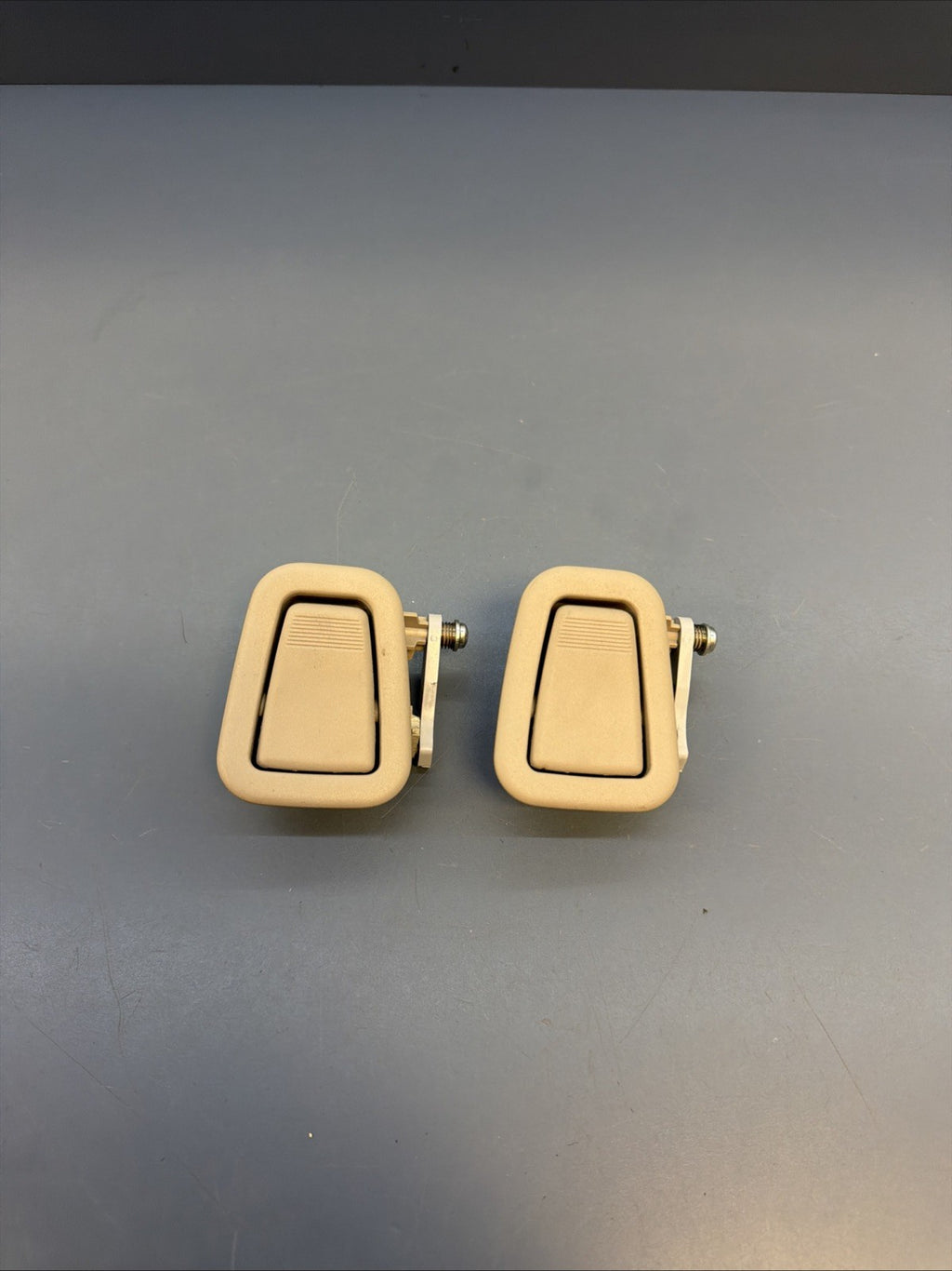 2007-2012 BMW 328i COUPE E92 - CEILING HOOK HANGER 7008000 BEIGE