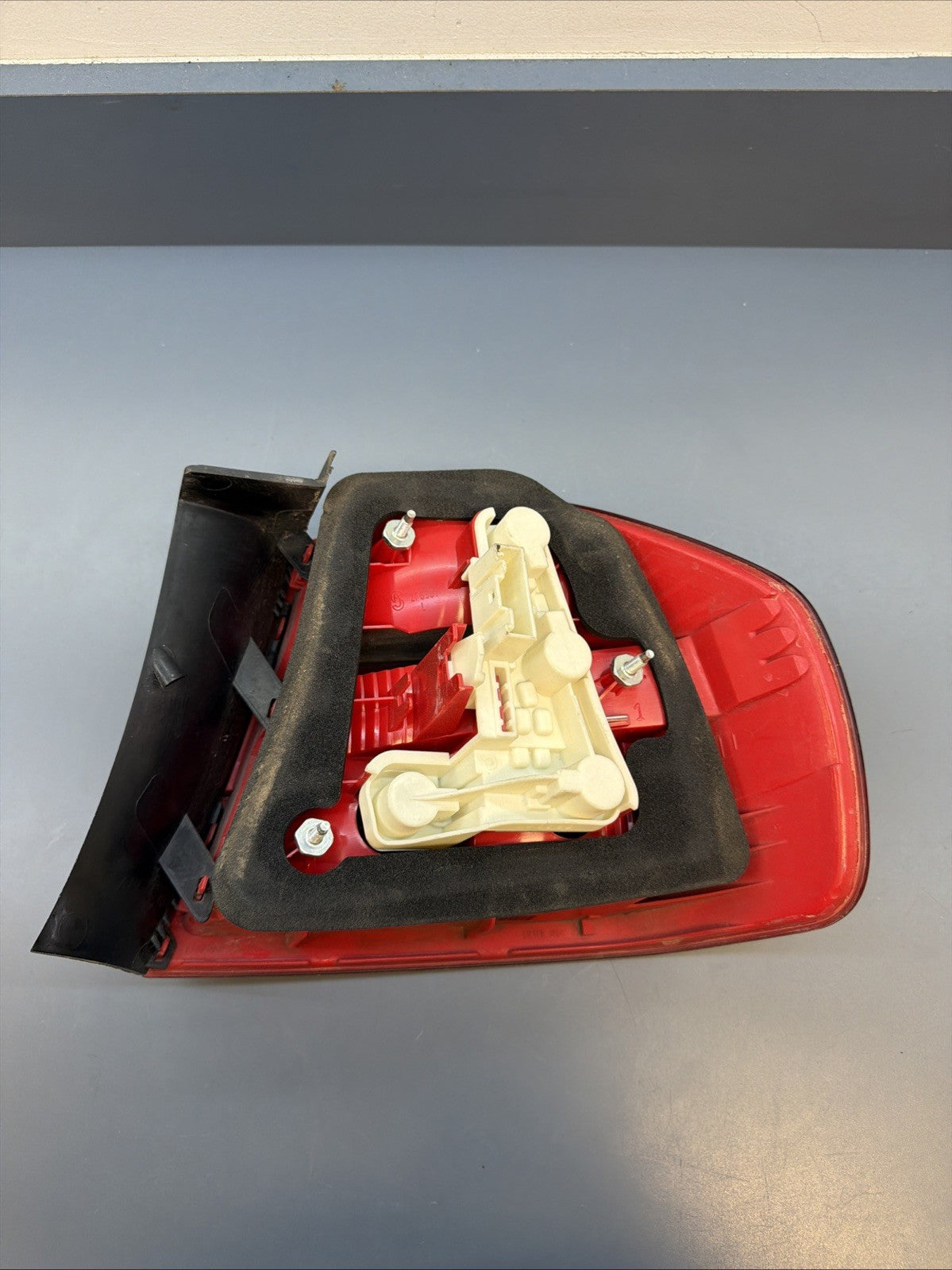 2006-2008 BMW E90 OUTTER PASSANGER PRE LCI TAIL LIGHT 7161956