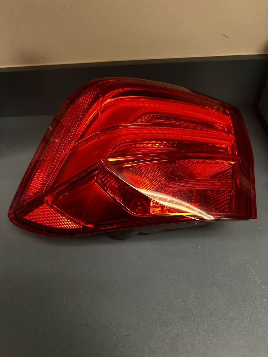 2011-2015 BMW 328IX F30 REAR RIGHT SIDE OUTER TAILLIGHT LIGHT LAMP  7372786 OEM