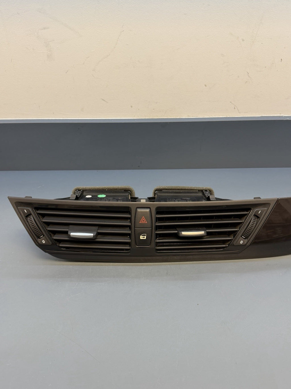 BMW 2010-2015 E84 X1 CENTER DASH AIR HEAT AC COOLER VENT GRILLE W TRIM 9258354