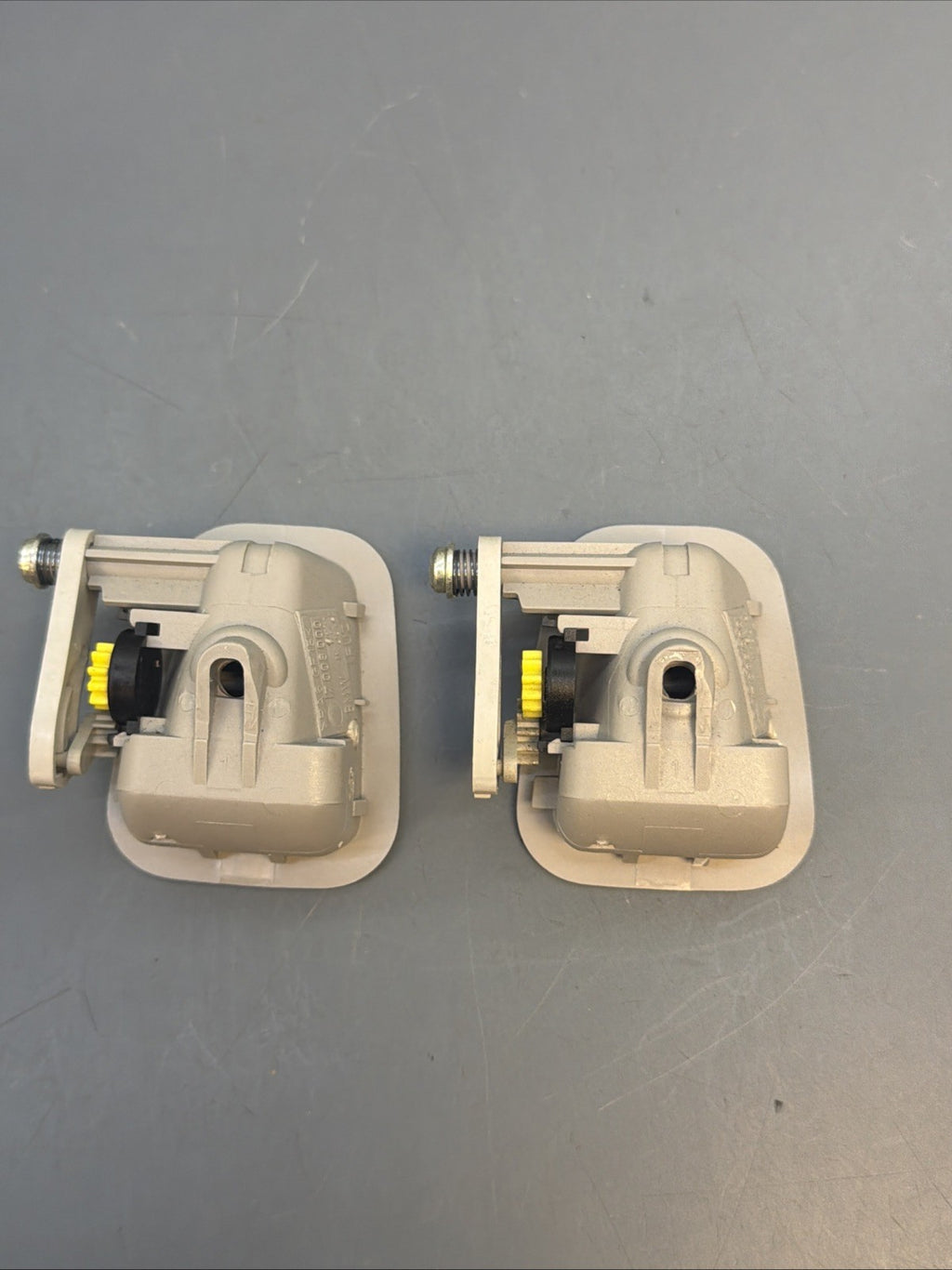 01-11 BMW E92 COUPE 328I LEFT OR RIGHT ROOF HANGER HOOK GREY OEM 7008000