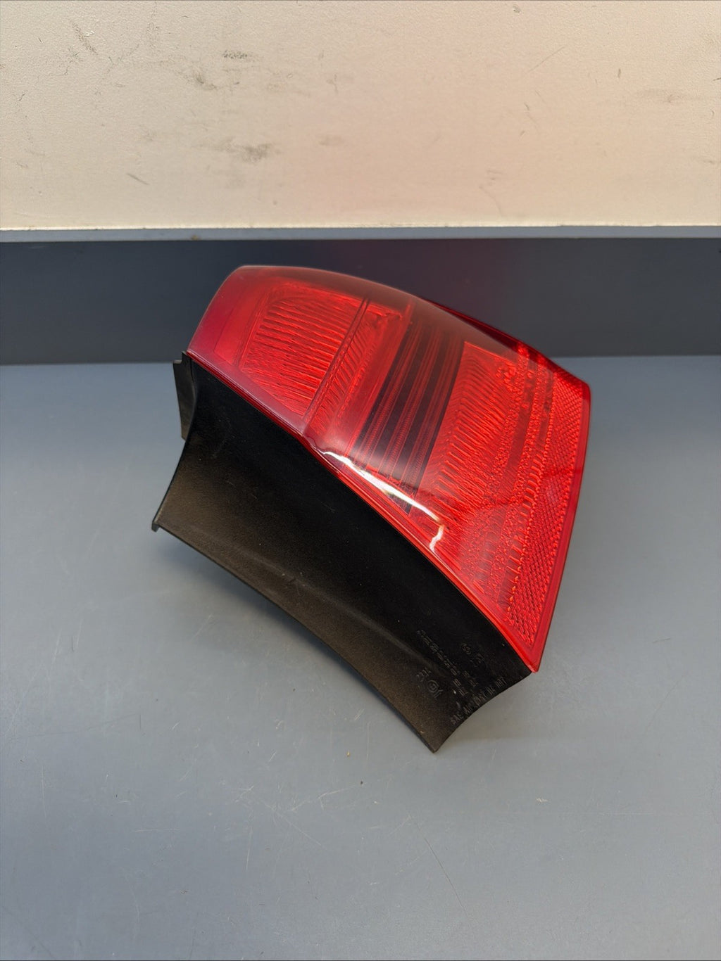 2006-2008 BMW E90 OUTTER PASSANGER PRE LCI TAIL LIGHT 7161956