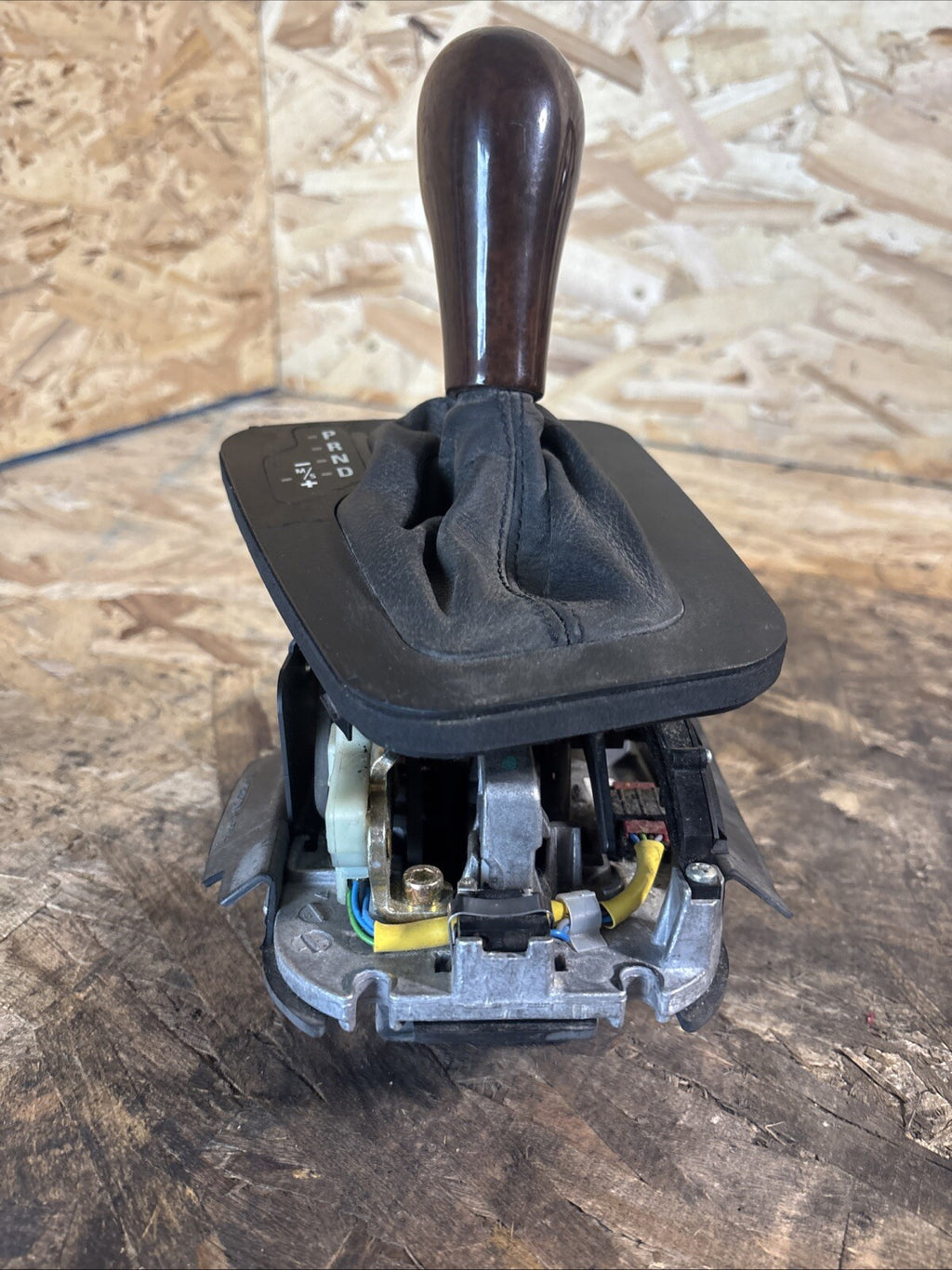02-06 BMW E46 3-SERIES A/T AUTOMATIC TRANSMISSION SHIFTER W CABLE 7060677 OEM