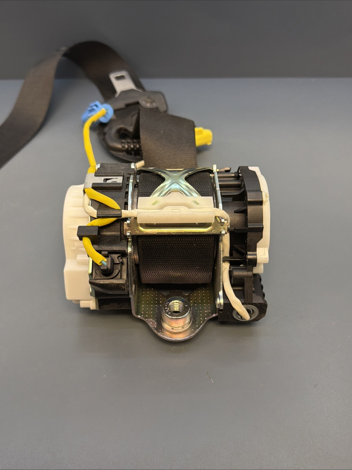 BMW 2012-2015 E84 X1 FRONT RIGHT PASSANGER SEAT BELT RETRACTOR OEM 34061695