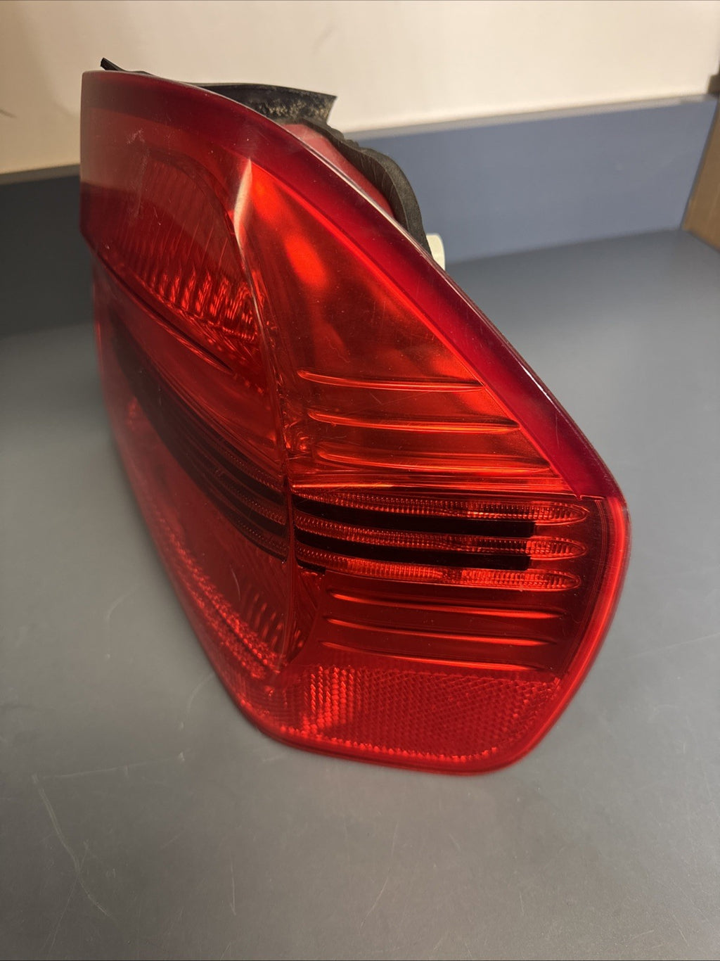 2006-2006 BMW E90 OUTTER PASSANGER PRE LCI TAIL LIGHT 7161956