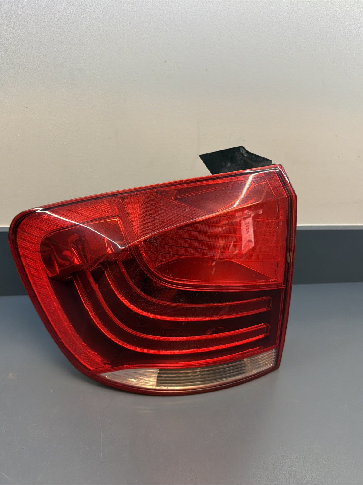 OEM 2012-2015 BMW X1 LH REAR LEFT DRIVERS TAIL LIGHT ASSEMBLY 2990111