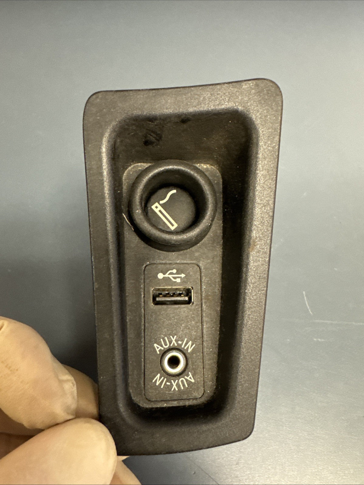 BMW 1 3 5 7 E60 E70 E81 E87 E90 F01 F07 F10 USB AUX-IN Socket Port Plug 9237653