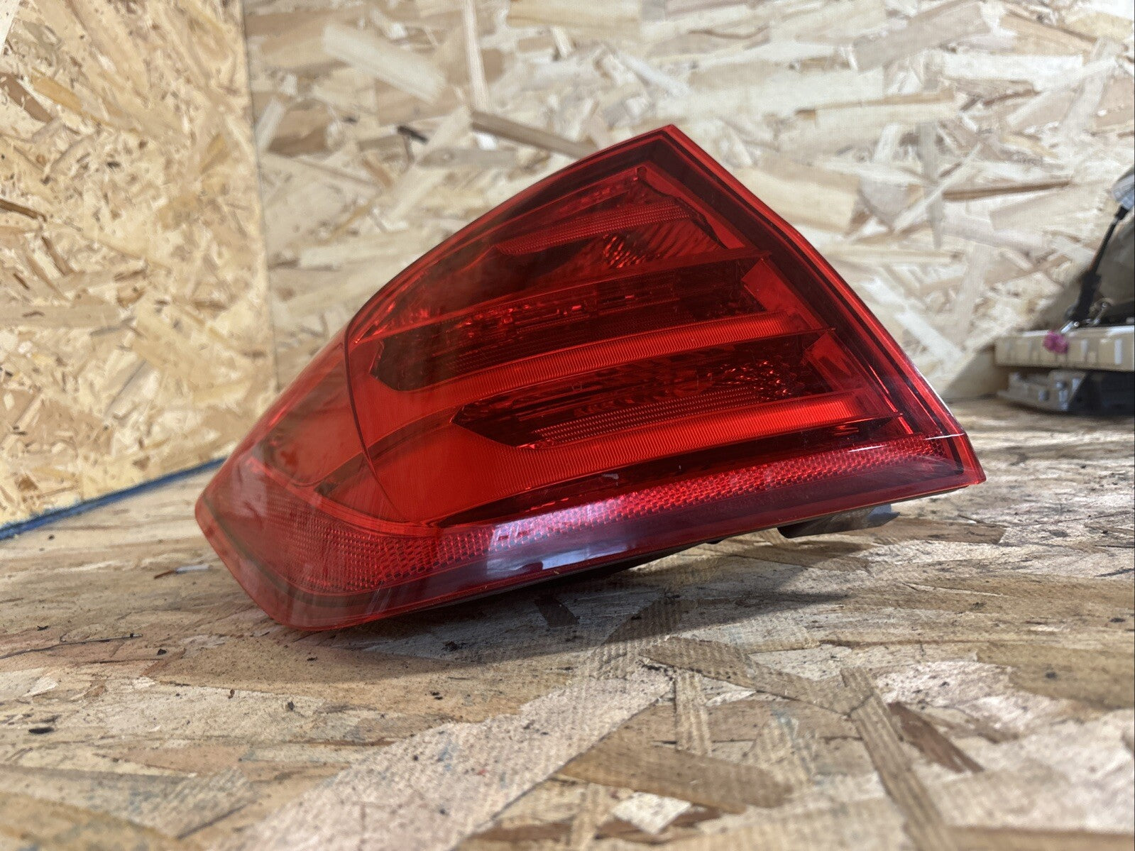2011-2015 BMW 328IX F30 REAR LEFT SIDE OUTER TAILLIGHT LIGHT LAMP OEM 7372785