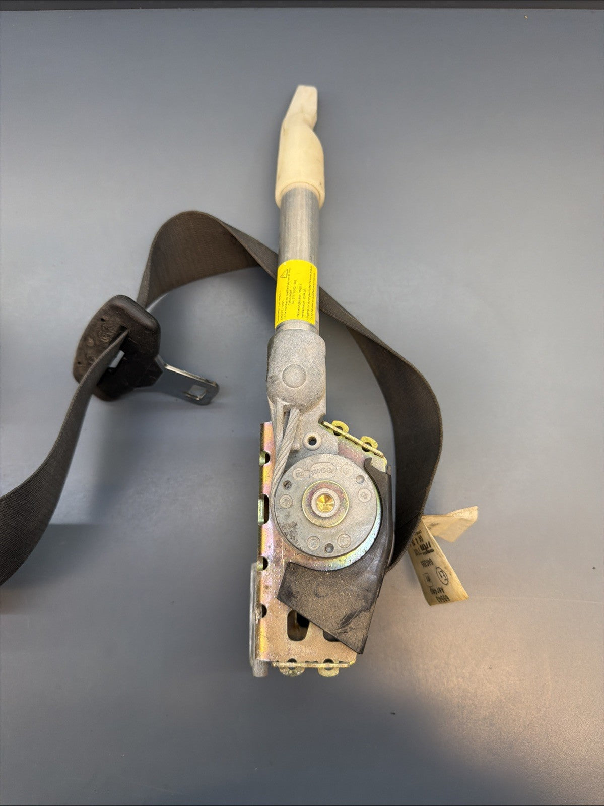 BMW E65 E66 7 series FRONT LEFT LOWER PRETENSIONER BELT BUCKLE TENSIONER