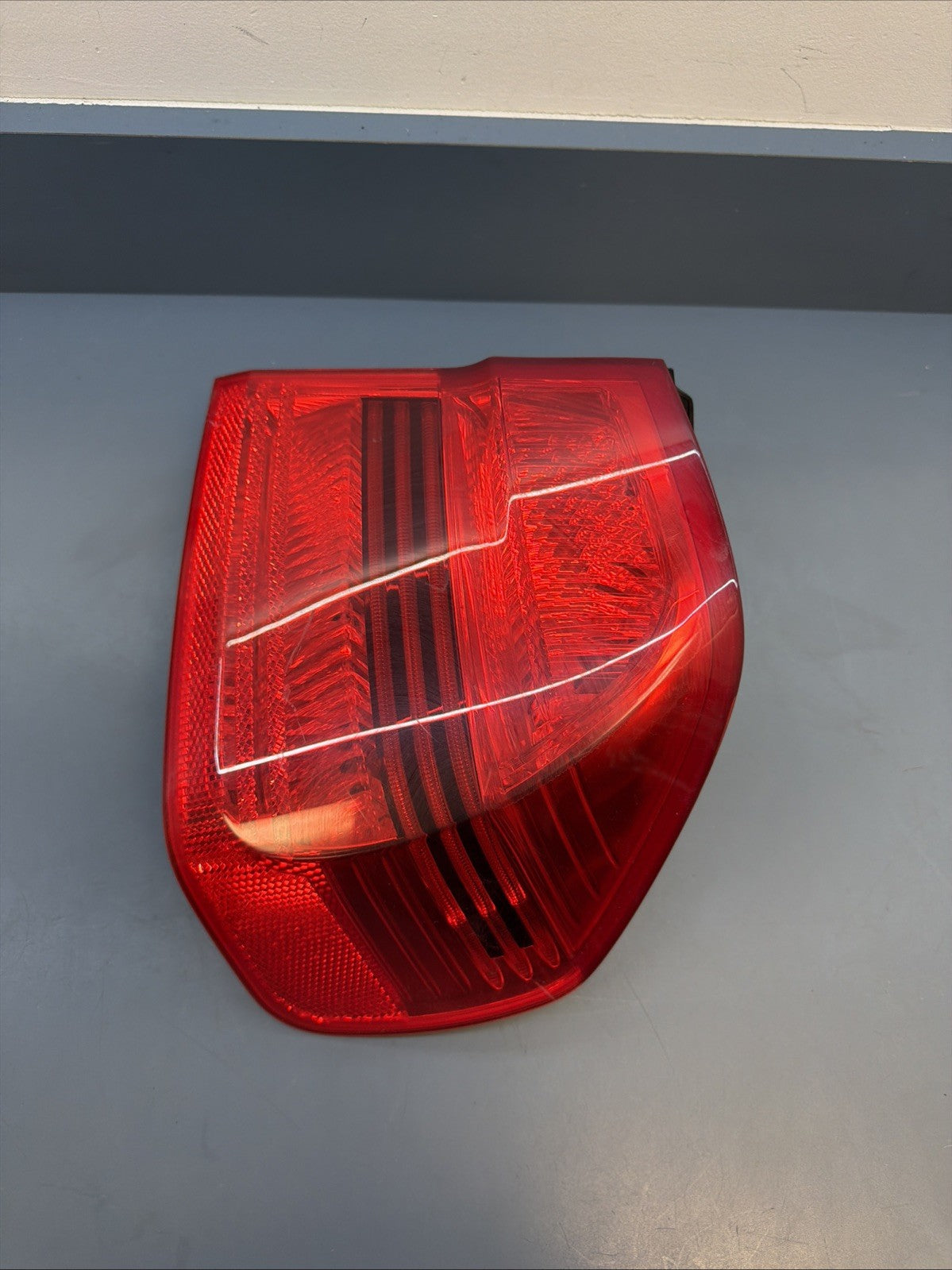 2006-2008 BMW E90 OUTTER PASSANGER PRE LCI TAIL LIGHT 7161956