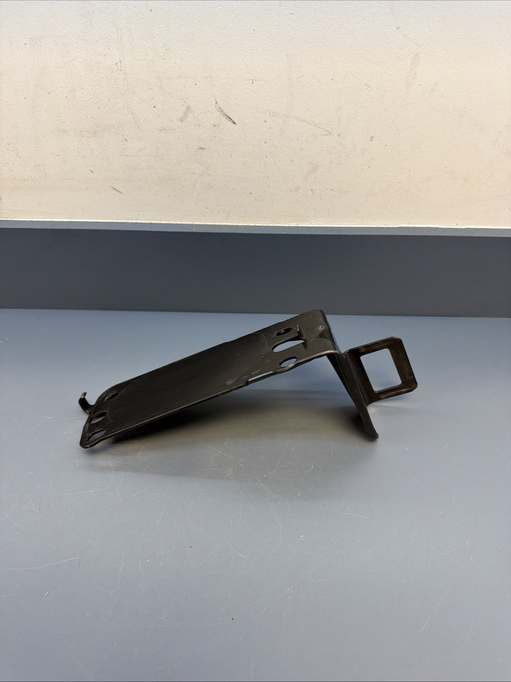 07-13 BMW 335i E90 E91 E92 E93 Front Left Lower Radiator Bracket OEM 7117811
