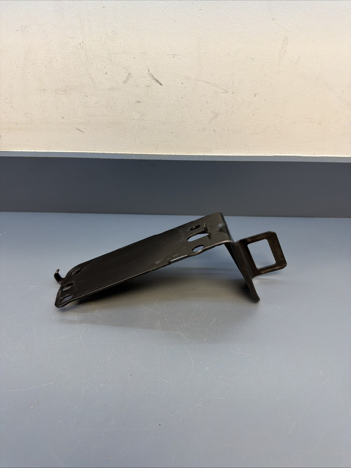 07-13 BMW 335i E90 E91 E92 E93 Front Left Lower Radiator Bracket OEM 7117811