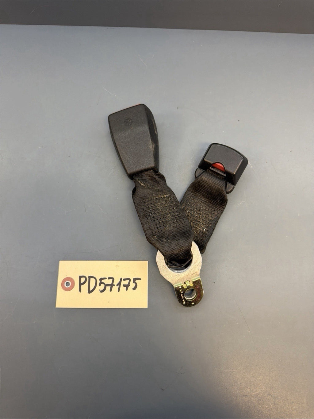 OEM REAR LEFT & REAR RIGHT Seat Belt Buckle Receiver 01-05 BMW 325I E46 8226039