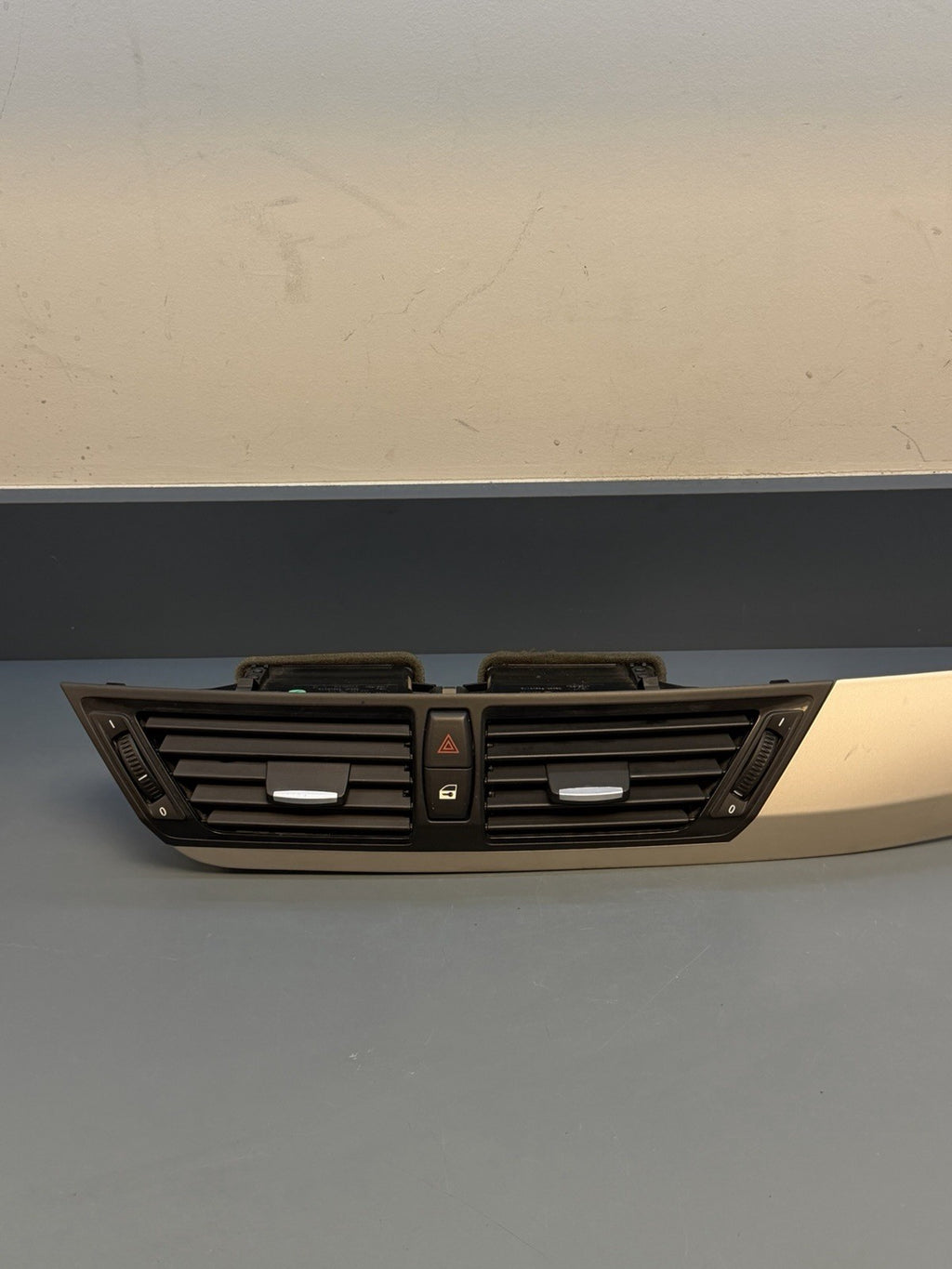 2012-2015 BMW X1 E84 FRONT DASH CENTER AIR VENT GRILLE W/ MOLDING TRIM 9258354