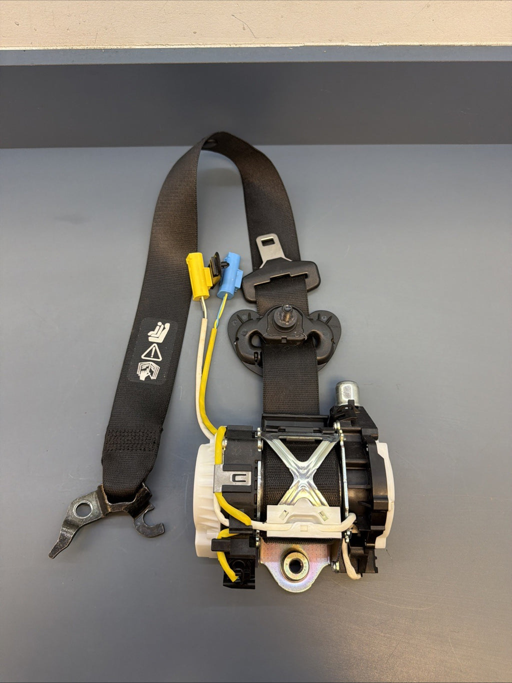 BMW 2012-2015 E84 X1 FRONT RIGHT PASSANGER SEAT BELT RETRACTOR OEM 34061695