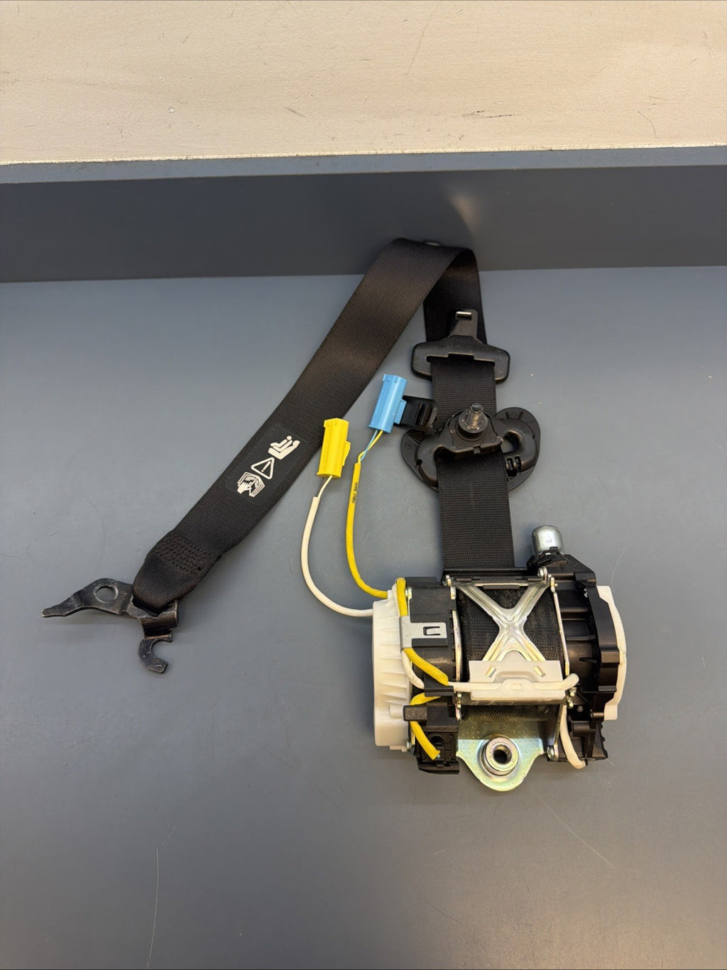 BMW 2012-2015 E84 X1 FRONT RIGHT PASSANGER SEAT BELT RETRACTOR OEM 34061695