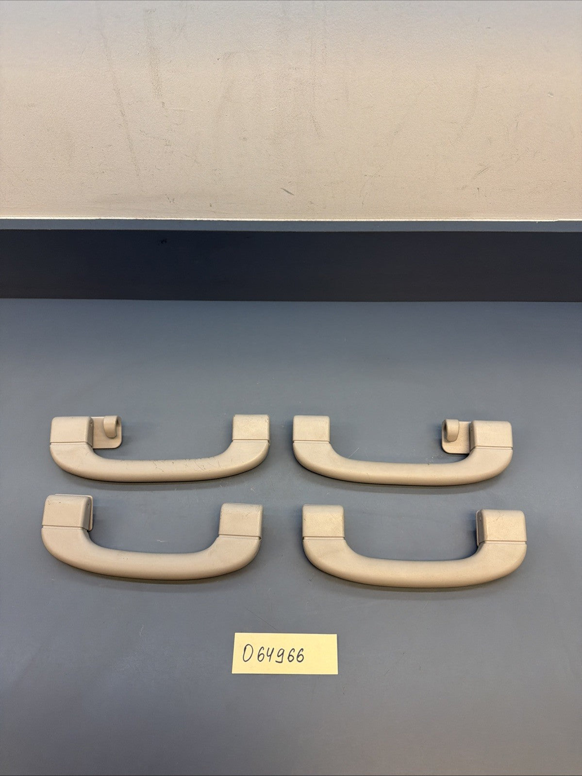 04-07 BMW E60 530i 525i 550 FRONT REAR LEFT RIGHT UPPER HANDLE 7033662