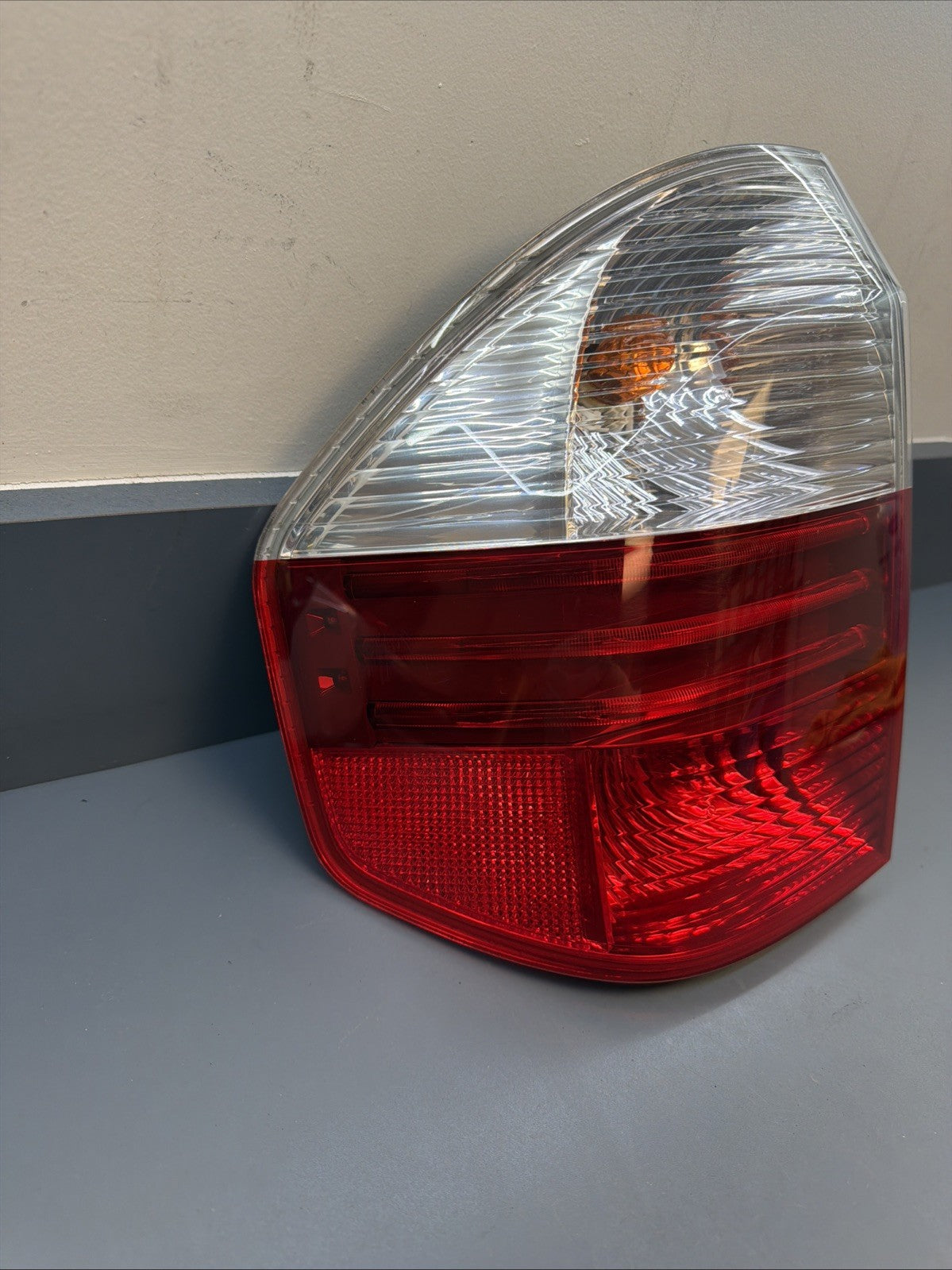 2007-2010 BMW X3 LEFT DRIVER SIDE OUTER TAIL LIGHT LAMP ASSEMBLY 7162211 OEM