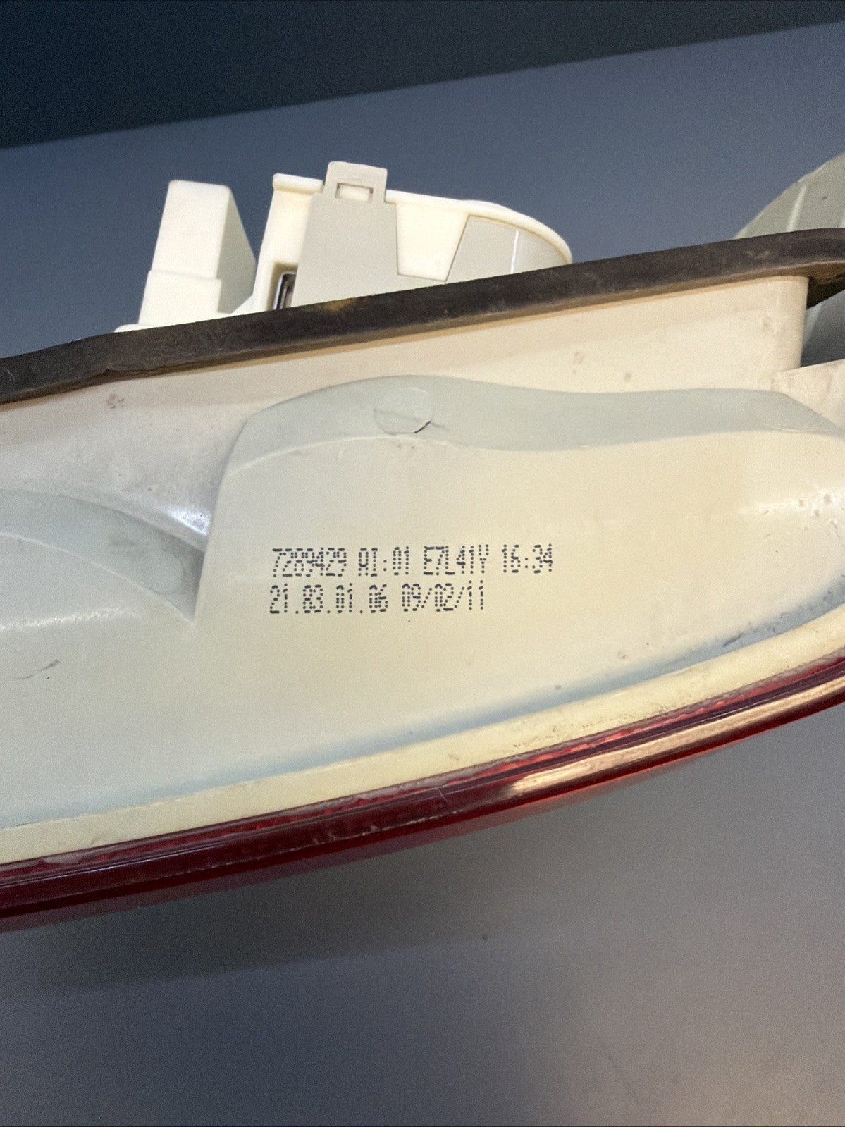 BMW 09-11 E90 LCI LEFT DRIVER SIDE REAR OUTER TAIL LIGHT OEM 7289429