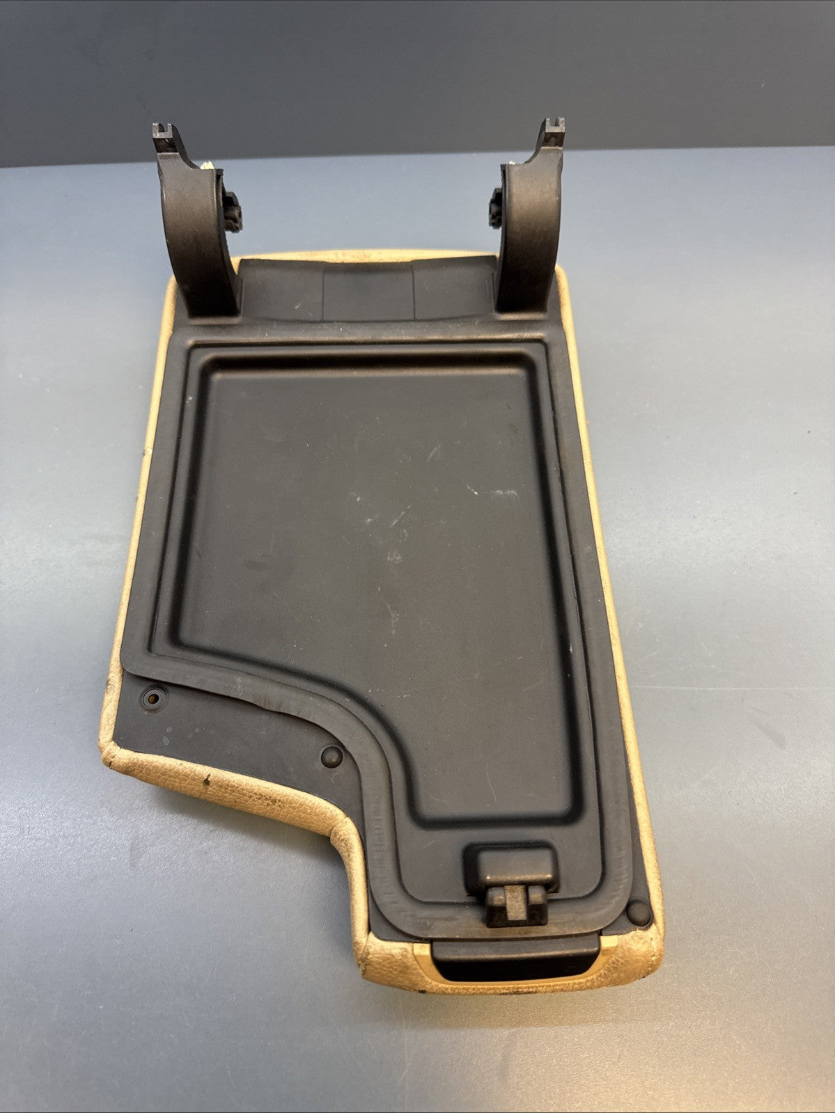 06-11 E90 E91 BMW 328I FRONT CENTER CONSOLE ARMREST ARM REST BEIGE  7147210