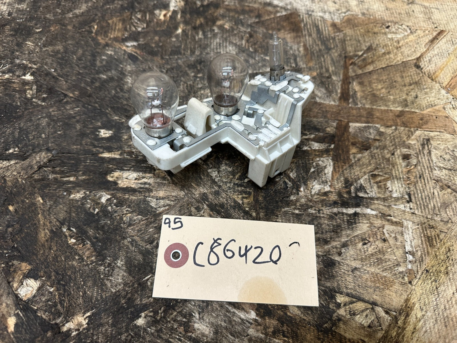 BMW 06-08 E90 PRE LCI RIGHT/PASSANGER SIDE TAILLIGHT BULB HOLDER OEM 7183842