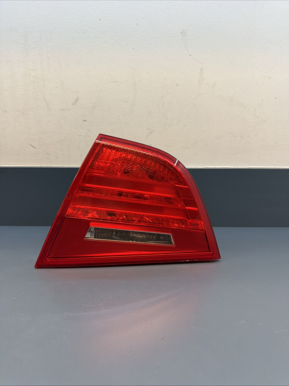 09-11 BMW 328i 335i M3 E90 INNER TAIL LIGHT LAMP RIGHT PASSENGER SIDE 7154156