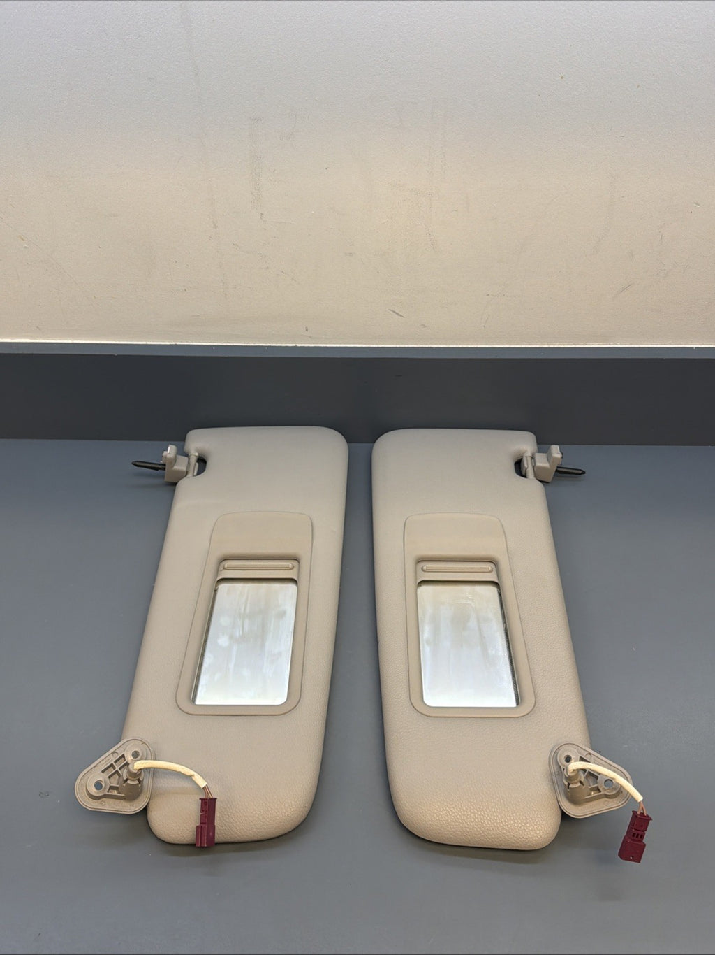 BMW E90 E91 E92 E93 Sun Visor Set OEM – Driver & Passenger 6905983 GRAY