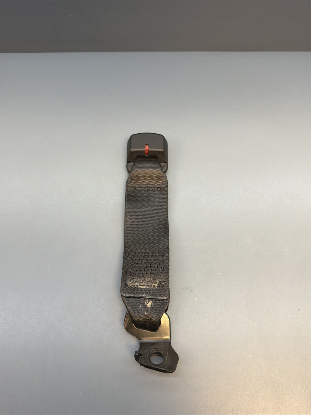 04-10 BMW E60 E61 5 Series Sedan Rear Center Lower Belt Clasp Buckle 9132809