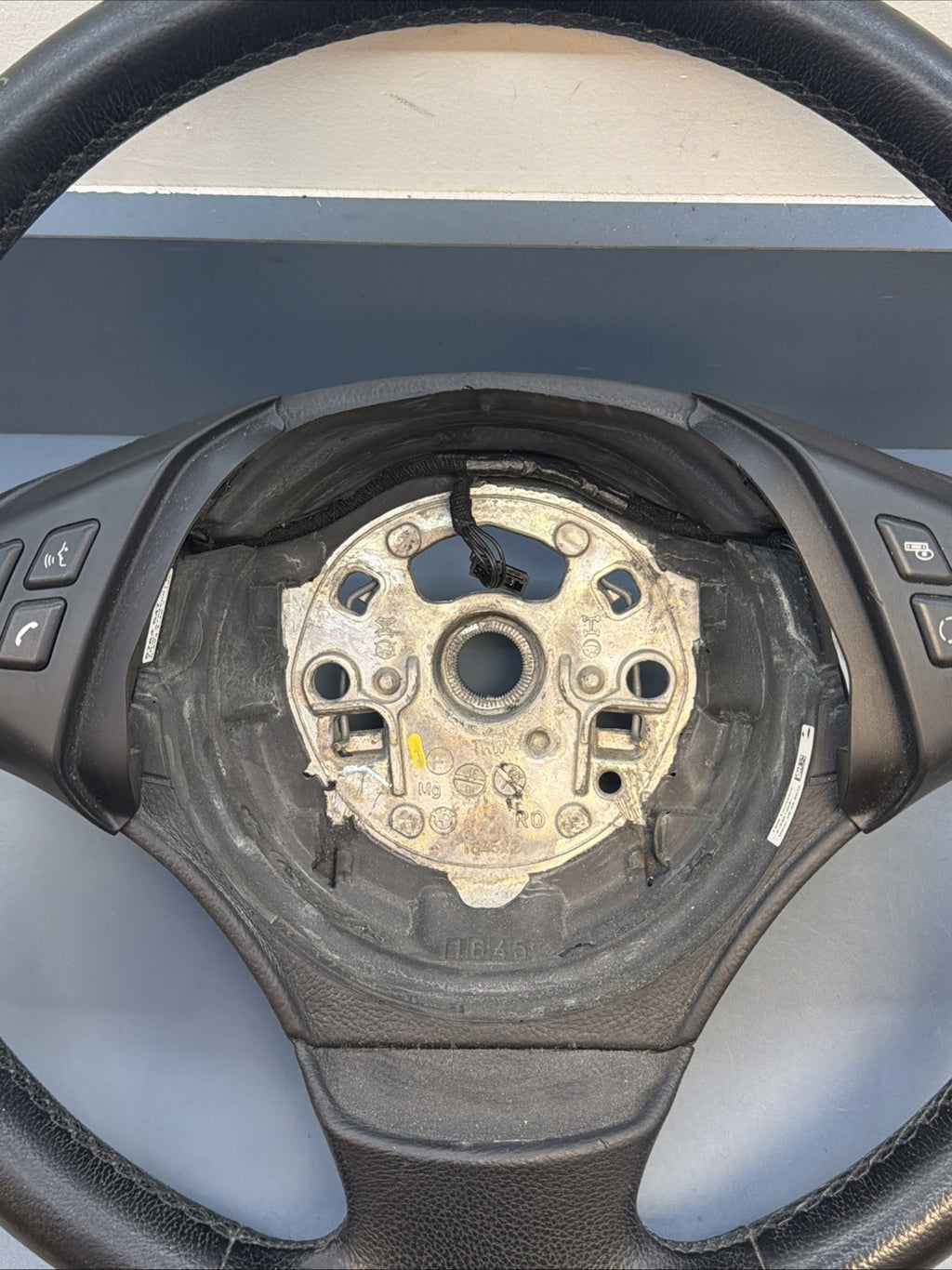 2006–2011 BMW 325i E90 STEERING WHEEL W/ CONTROL SWITCHES OEM 6959893-01 6764547