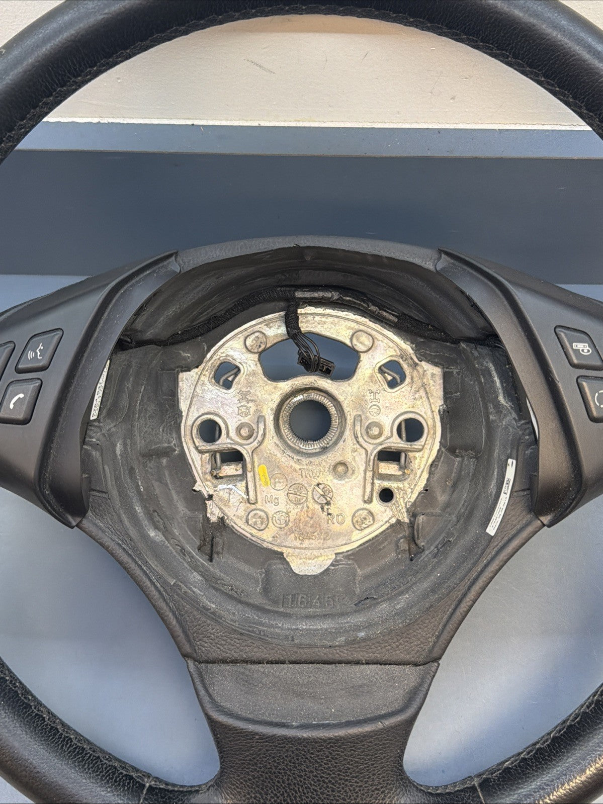 2006–2011 BMW 325i E90 STEERING WHEEL W/ CONTROL SWITCHES OEM 6959893-01 6764547