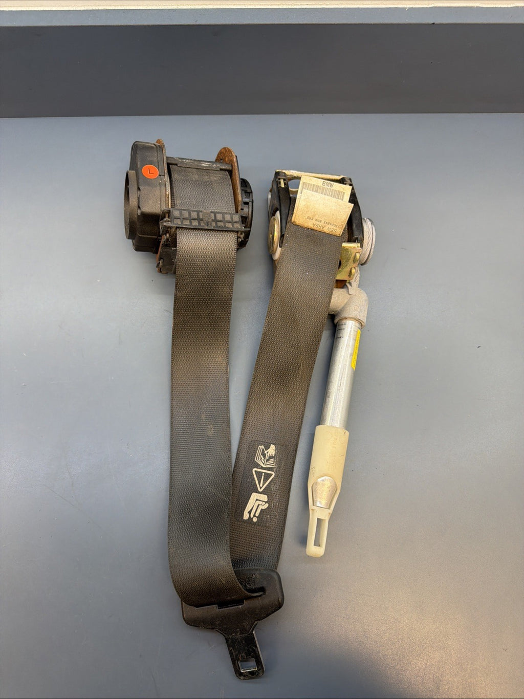 BMW E65 E66 7 series FRONT LEFT LOWER PRETENSIONER BELT BUCKLE TENSIONER