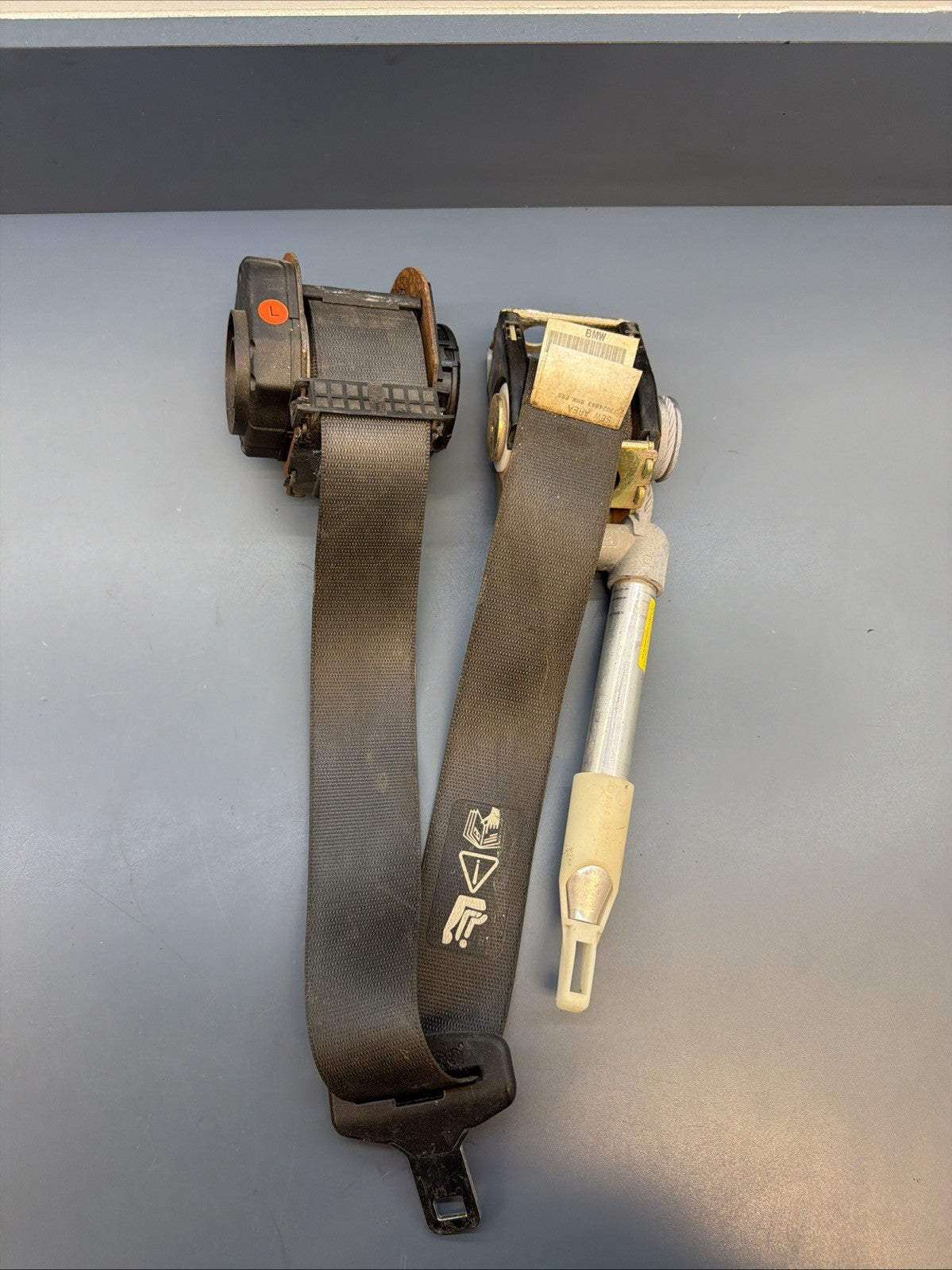 BMW E65 E66 7 series FRONT LEFT LOWER PRETENSIONER BELT BUCKLE TENSIONER