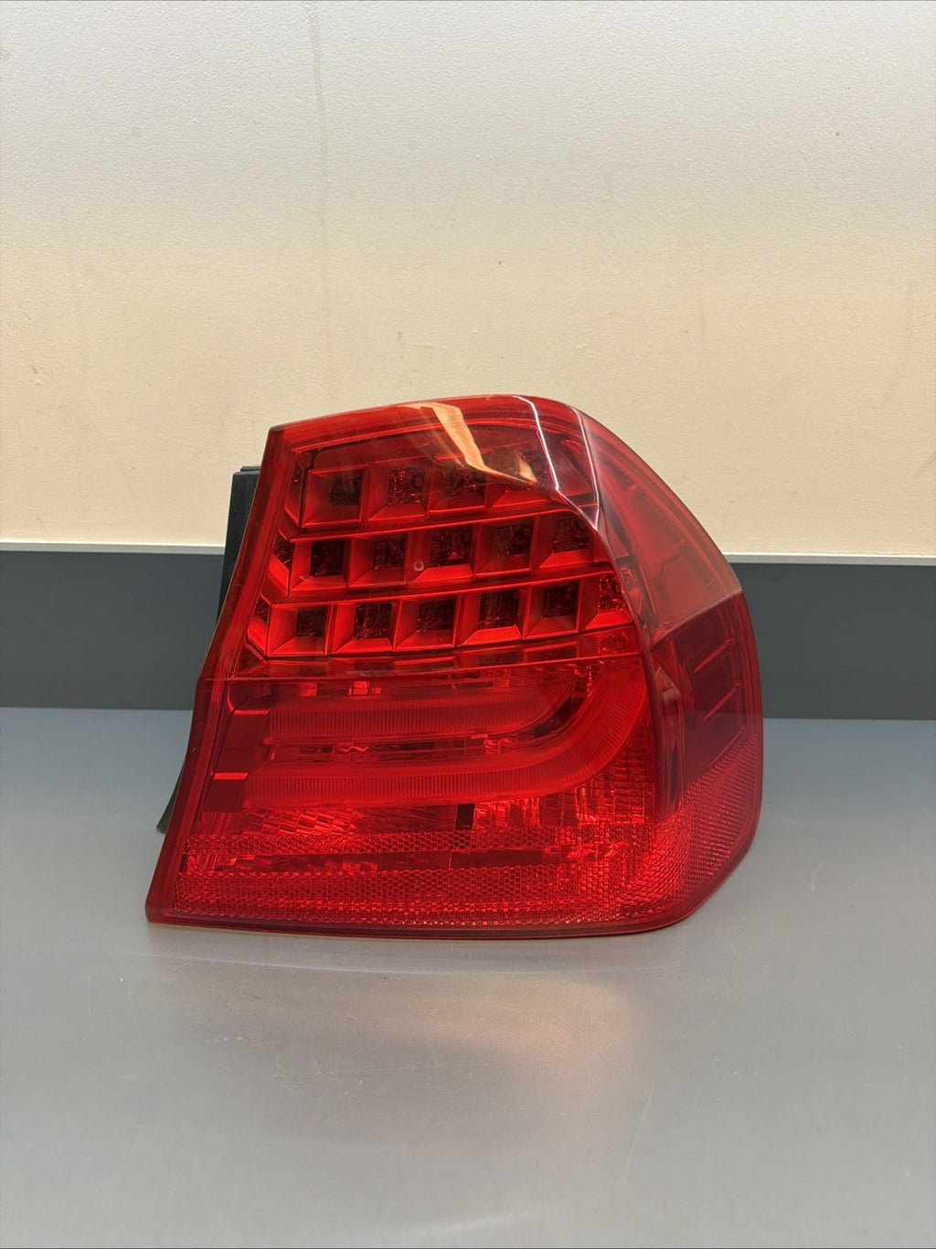 BMW E90 LCI 09-11 TYC TAIL LIGHT RT PASSNAGER SIDE OUTTER LIGHT 111167790