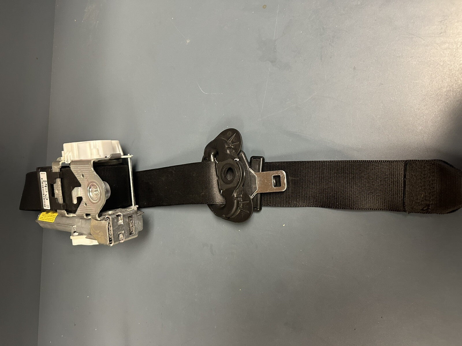 OEM BMW F30 320XI F32 F36 FRONT RIGHT PASSENGER SIDE SEAT BELT ASSEMBLY 34107541