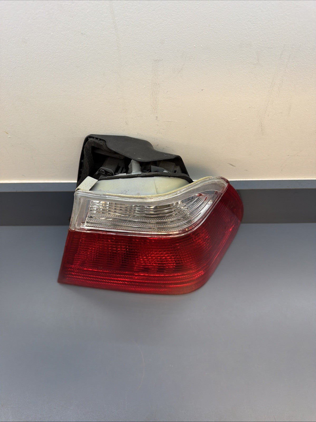 99-01 BMW 3 E46 Tail Light PASSANGER SIDE Red & Clear 4D AFTERMARKET BM024-U2002