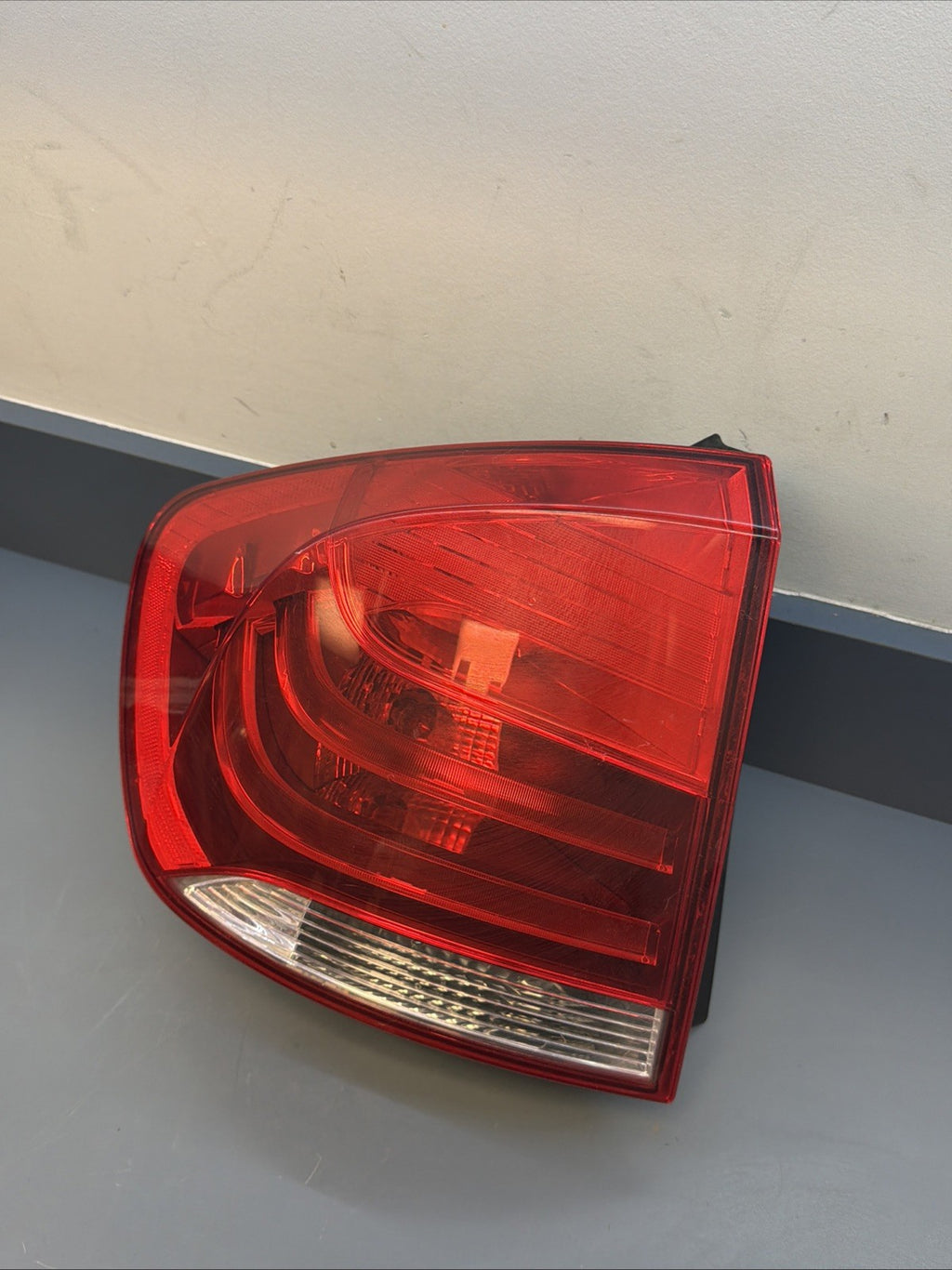 OEM 2012-2015 BMW X1 LH REAR LEFT DRIVERS TAIL LIGHT ASSEMBLY 2990111