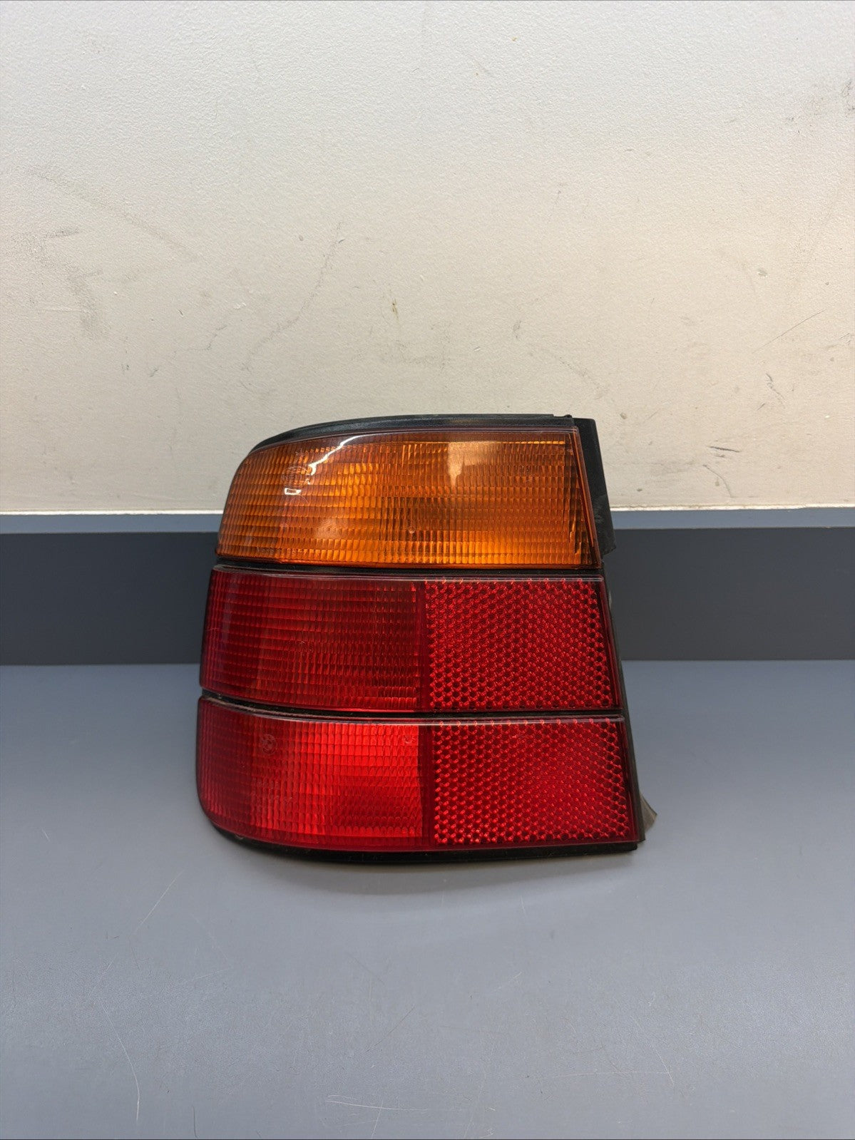 OEM HELLA 1989-1995 BMW E34 5-SERIES REAR TAIL LIGHT LEFT DRIVER 133689