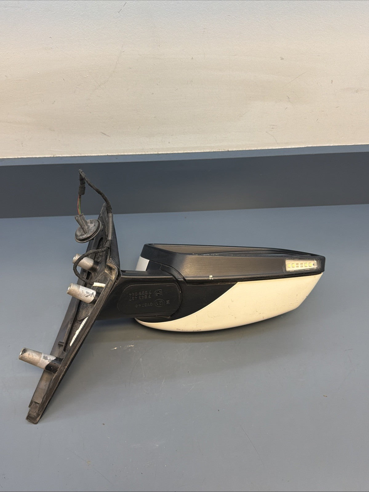2006-2010 BMW 528i Front Right Side Door Side View Mirror Assembly 7043437 OEM