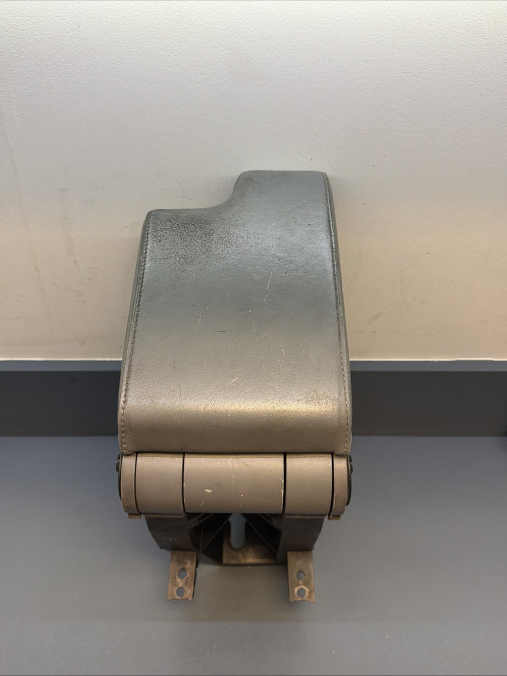 BMW E46 2 DOOR 4 DOOR  CENTER CONSOLE ARMREST STORAGE LEATHER GRAY 8213678