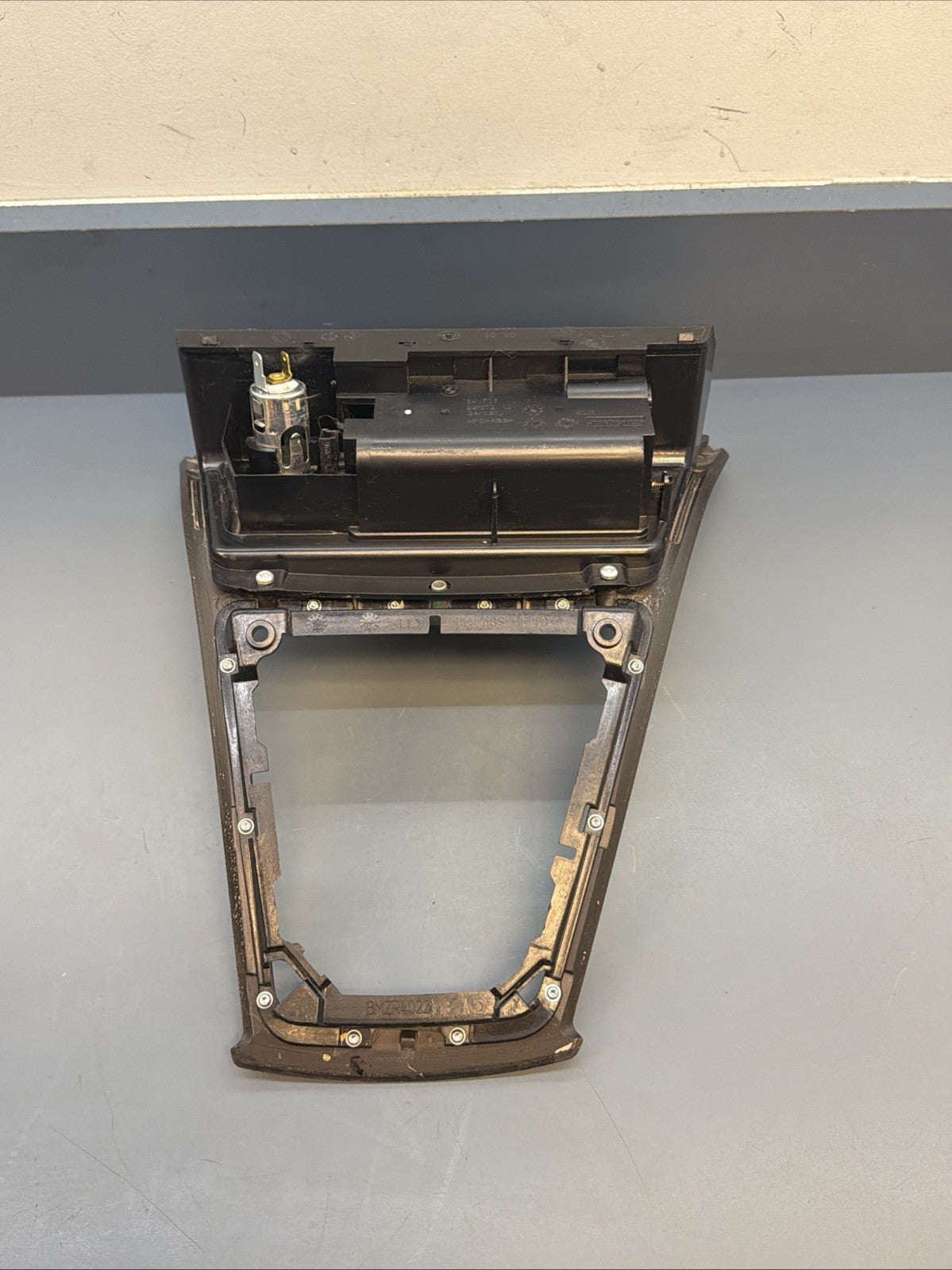 07-10 BMW X3 OEM SHIFTER TRIM BEZEL ASH TRAY W/HEATED SEAT SWITCH PANEL 3411706